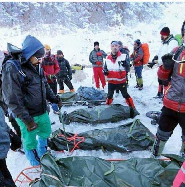 انتقال پیکر ۱۲ جانباخته حادثه سقوط بهمن در ارتفاعات تهران به پزشکیقانونی انتقال پیکر ۱۲ جانباخته حادثه سقوط بهمن در ارتفاعات تهران به پزشکیقانونی