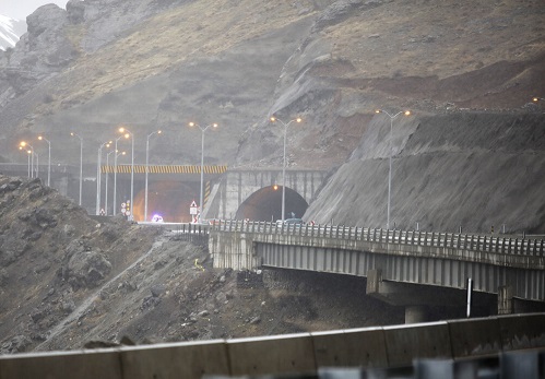 انسداد منطقه ۱ آزادراه تهران-شمال به علت ریزش سنگ انسداد منطقه ۱ آزادراه تهران-شمال به علت ریزش سنگ