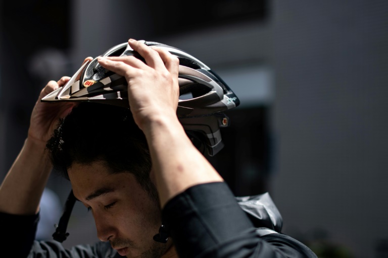 از مدال تا پدال؛ کار قهرمان المپیکی ژاپن در پیک تحویل غذا شمشیرباز ژاپنی