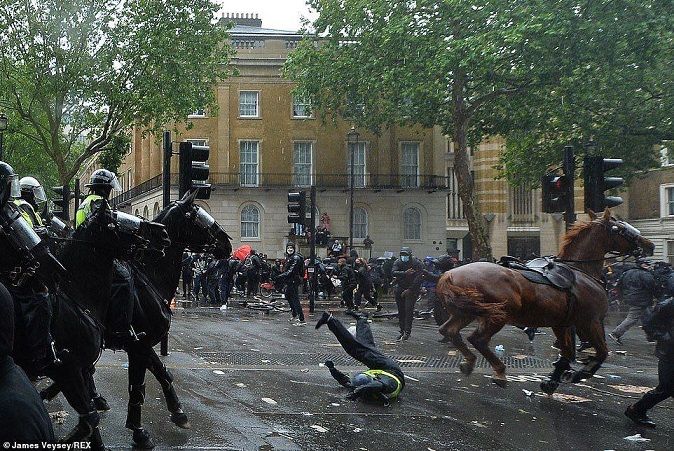 موبایلی که جهان را لرزاند اعتراضات لندن