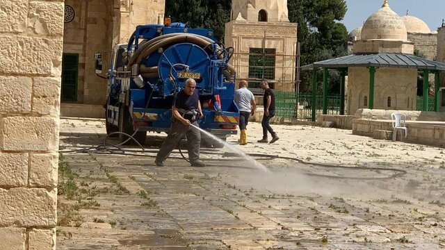 باز شدن درهای مسجد الاقصی از یکشنبه به روی نمازگزاران شستن  صحن مسجد الاقصی  3