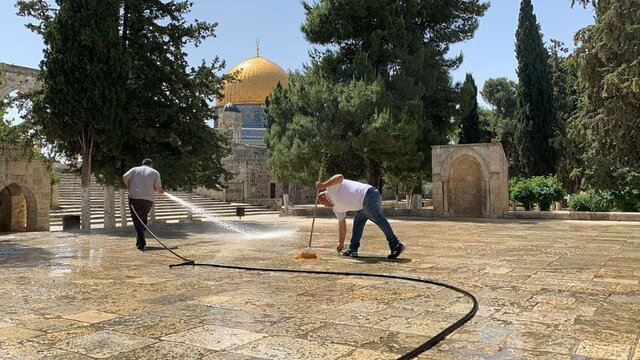 باز شدن درهای مسجد الاقصی از یکشنبه به روی نمازگزاران شستن  صحن مسجد الاقصی  2
