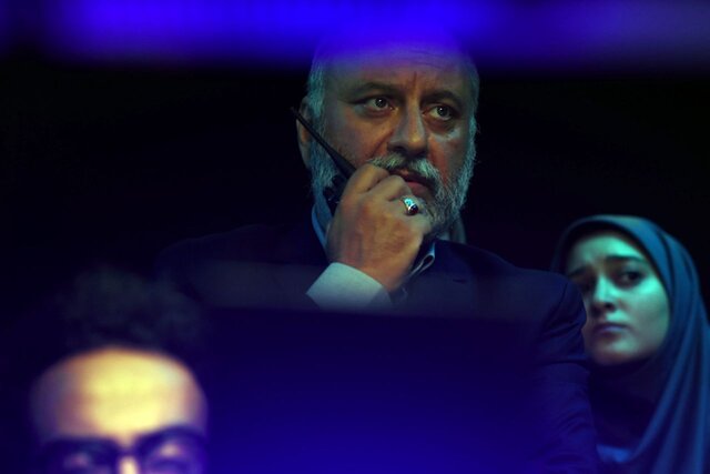 انتقاد بابک کریمی (بازیگر) از فرهنگ لمپنیزم کت و شلوار پوش بابک کریمی