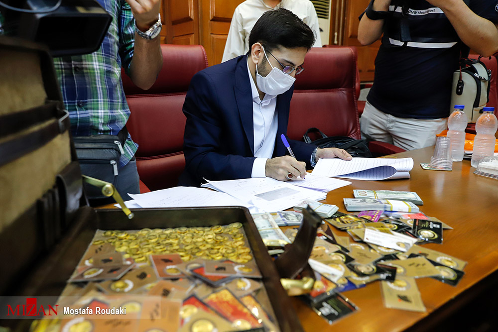 اولین جلسه دادگاه مدیران سابق بانک مرکزی/ مدیرعامل نیشکر هفتتپه: 20 نفر میخواهند شرکت را دولتی کنند/ رونمایی از کیف اعجابانگیز اولین جلسه دادگاه مدیران سابق بانک مرکزی