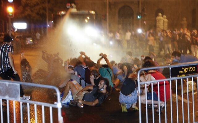 سومین شب تظاهرات در اسرائیل (+عکس)/ اعتراض به بحران اقتصادی در دوران کرونایی بهداشت و درمان در اسرائیل