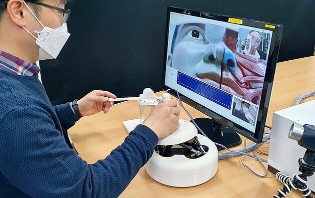 رباتها برای انجام تست کرونا جاگزین انسان میشوند رباتها برای انجام تست کرونا جاگزین انسان میشوند