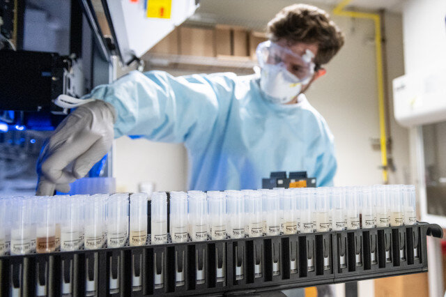 گرفتن تست کرونا از دانشجویان با استفاده از ربات‌ها