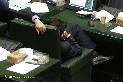 یک لحظه به سرپرست خانواده‌ای فکر کنید که سه ماه است حقوق نگرفته است!