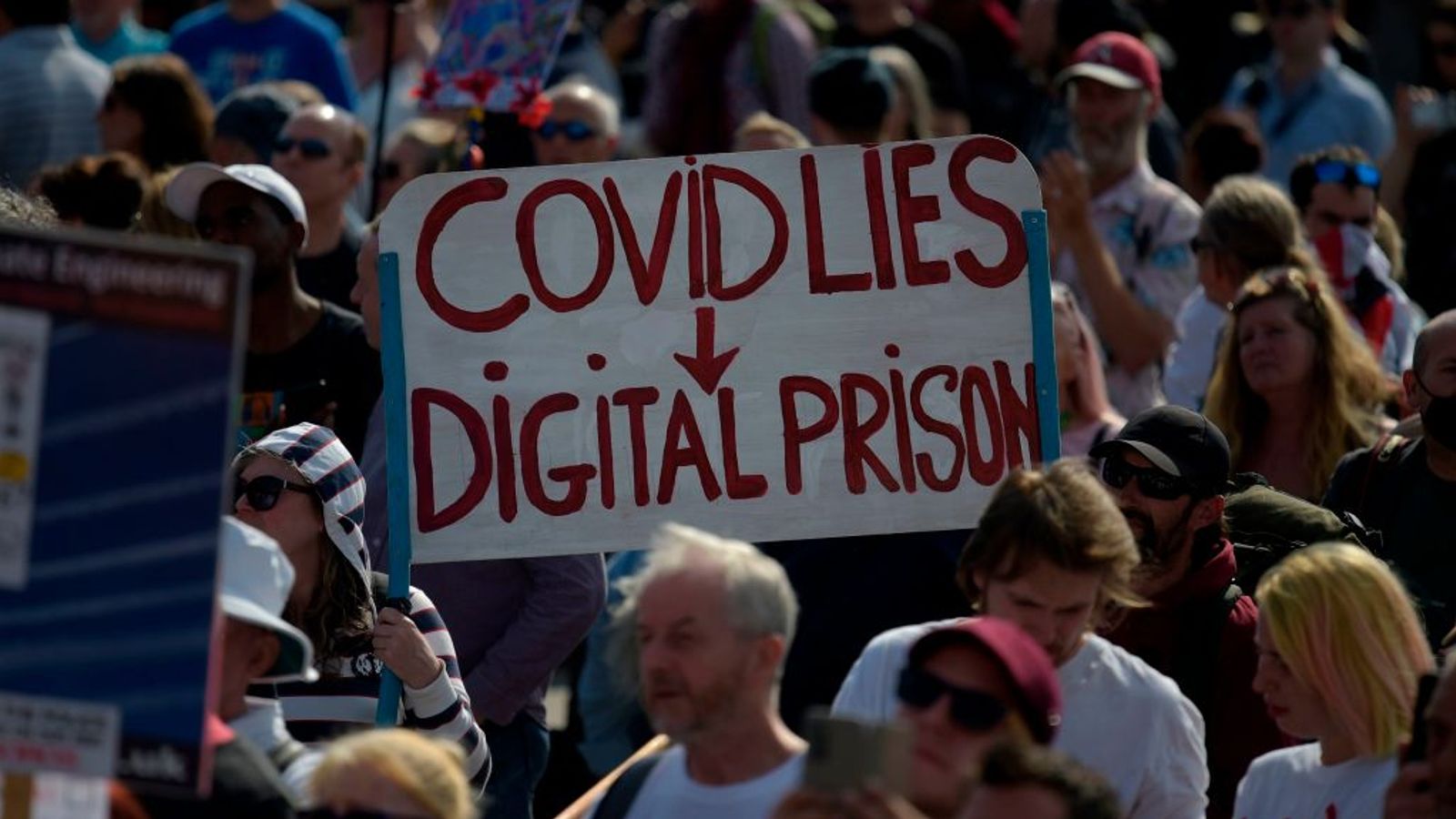 درگیری پلیس با معترضان به قرنطینه در لندن درگیری پلیس با معترضان در لندن برای قرنطینه