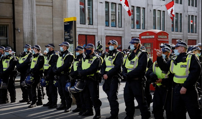 درگیری پلیس با معترضان به قرنطینه در لندن درگیری پلیس با معترضان به قرنطینه در لندن