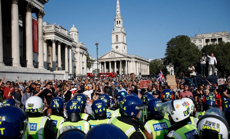 درگیری پلیس با معترضان به قرنطینه در لندن درگیری پلیس با معترضان به قرنطینه در لندن
