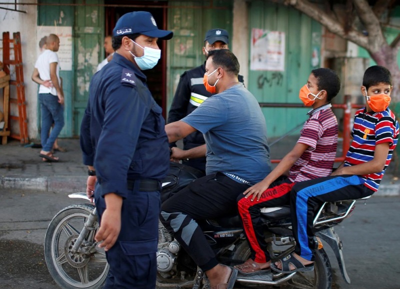 ماسک، راهکار مردم در منطقه شلوغ غزه ماسک در غزه