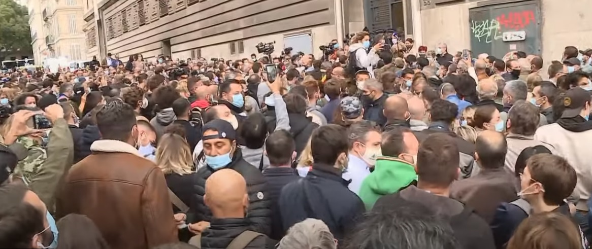 کرونا در فرانسه/ عبور مبتلایان از مرز 500 هزار نفر/  اعتراض به تعطیلی رستورانها در مارسی اعتراض به تعطیلی رستورانها در فرانسه