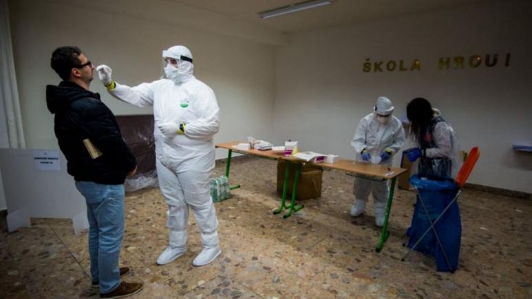 اسلواکی در اقدامی منحصر به فرد در جهان از کل جمعیت خود آزمایش کرونا می‌گیرد
