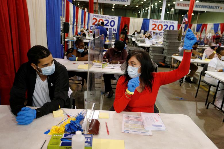 شمارشی آرا در رقابتی سخت و نزدیک (+عکس) رای شماری در آمریکا