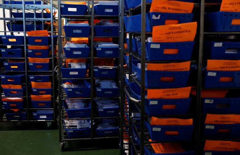 شمارشی آرا در رقابتی سخت و نزدیک (+عکس) سبدها و جعبه های شمار آرا انتخابات 2020 در آمریکا