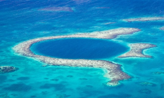 گودال آبی بزرگ در ساحل بلیز 