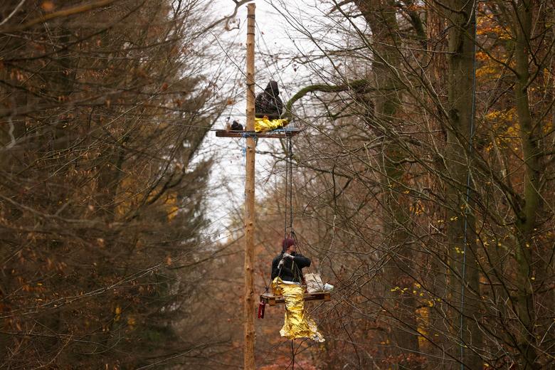 معترضان به ساخت بزرگراه در میان جنگلهای آلمان (+عکس) برخورد پلیس با معترضان به ساخت بزرگراه