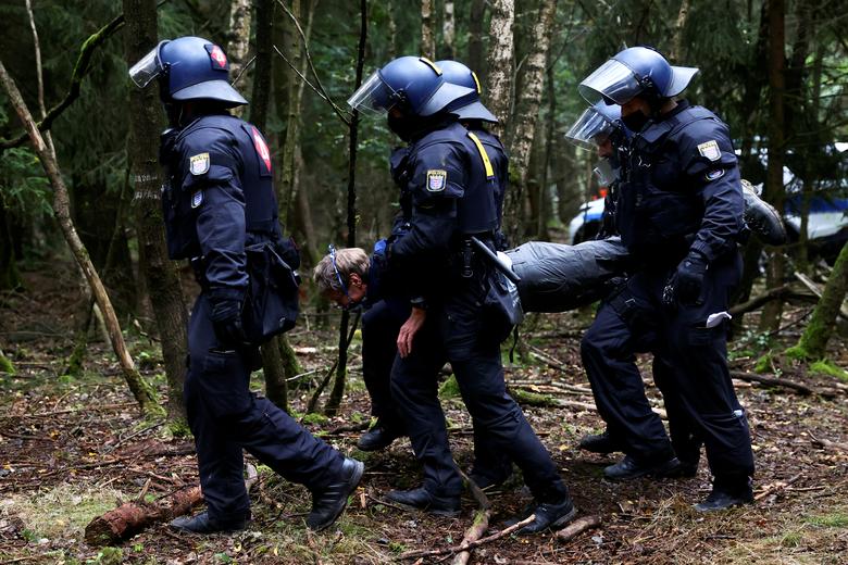 معترضان به ساخت بزرگراه در میان جنگلهای آلمان (+عکس) مقابله پلیس با ساخت بزرگراه در آلمان