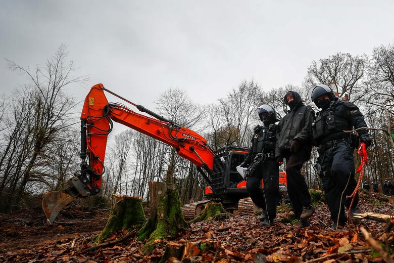 معترضان به ساخت بزرگراه در میان جنگلهای آلمان (+عکس) معترضان مانع ساخت بزرگراه در جنگل آلمان