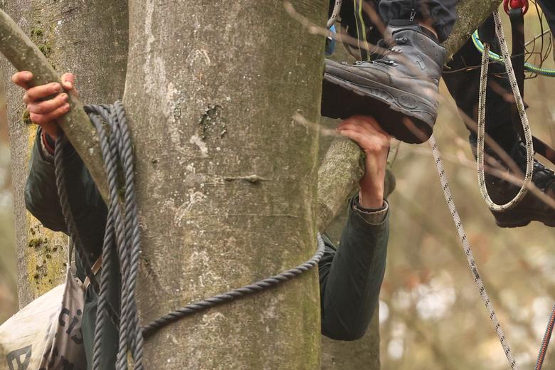 معترضان به ساخت بزرگراه در میان جنگلهای آلمان (+عکس) معترضان به ساخت بزرگراه در میان جنگلهای آلمان (+عکس)