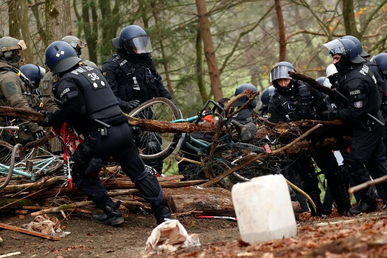 معترضان به ساخت بزرگراه در میان جنگلهای آلمان (+عکس) معترضان به ساخت بزرگراه در میان جنگلهای آلمان (+عکس)