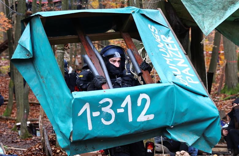 معترضان به ساخت بزرگراه در میان جنگلهای آلمان (+عکس) معترضان به ساخت بزرگراه در میان جنگلهای آلمان (+عکس)