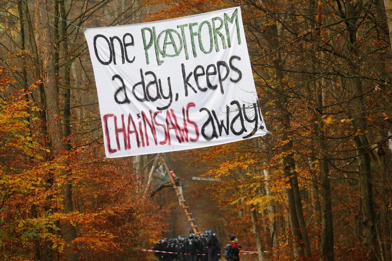 معترضان به ساخت بزرگراه در میان جنگلهای آلمان (+عکس) معترضان به ساخت بزرگراه در میان جنگلهای آلمان (+عکس)