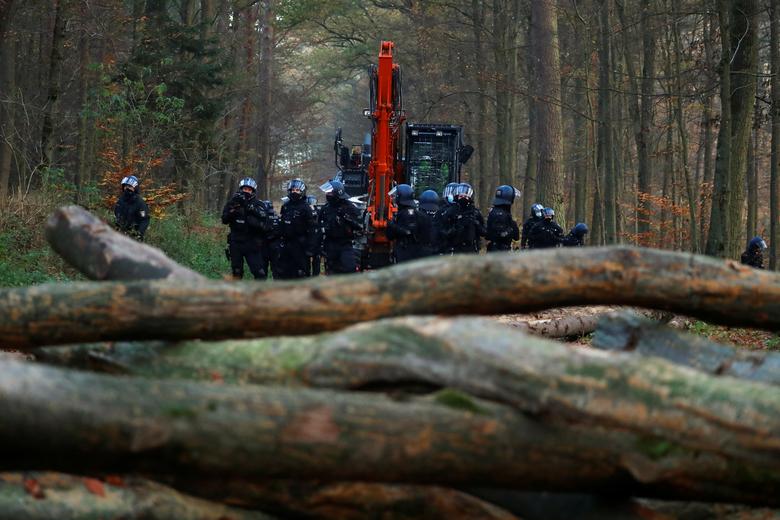 معترضان به ساخت بزرگراه در میان جنگلهای آلمان (+عکس) معترضان به ساخت بزرگراه در میان جنگلهای آلمان (+عکس)
