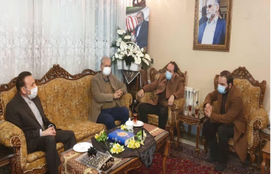 حضور رئیس دفتر رئیس جمهور و سخنگوی دولت در منزل شهید فخری زاده (+عکس) حضور رئیس دفتر رئیس جمهور و سخنگوی دولت در منزل شهید فخری زاده (+عکس)