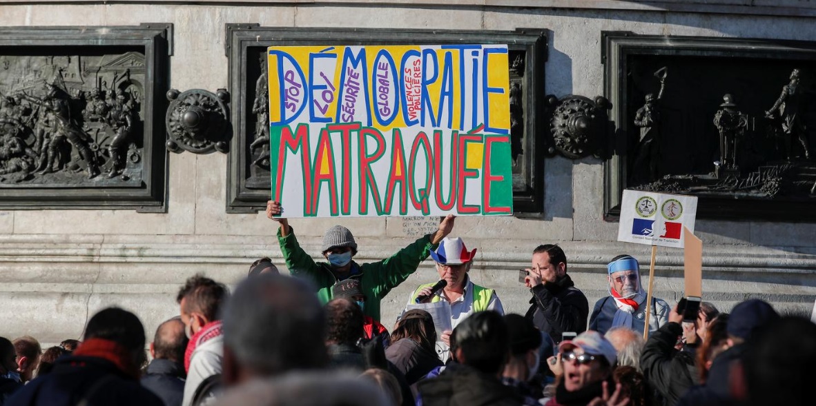 تظاهرات علیه خشونت پلیس فرانسه/ شلیک گاز اشکآور، درگیری فیزیکی و بازداشت معترضان تظاهرات علیه خشونت پلیس فرانسه/ شلیک گاز اشکآور، درگیری فیزیکی و بازداشت معترضان