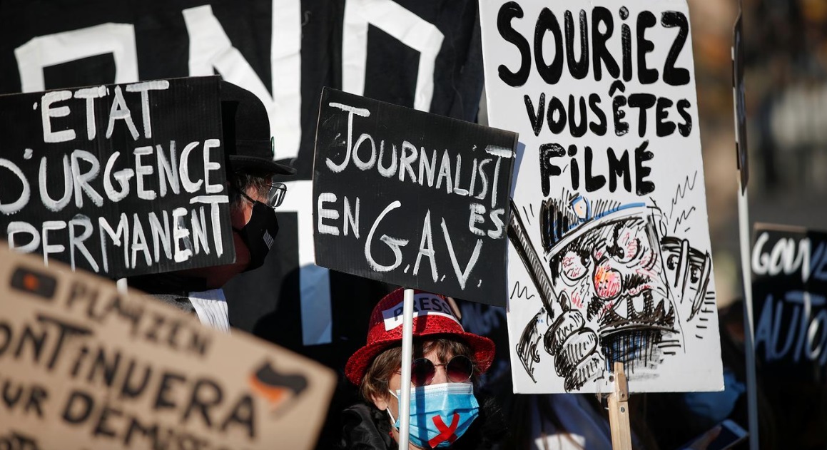 تظاهرات علیه خشونت پلیس فرانسه/ شلیک گاز اشکآور، درگیری فیزیکی و بازداشت معترضان تظاهرات علیه خشونت پلیس فرانسه/ شلیک گاز اشکآور، درگیری فیزیکی و بازداشت معترضان