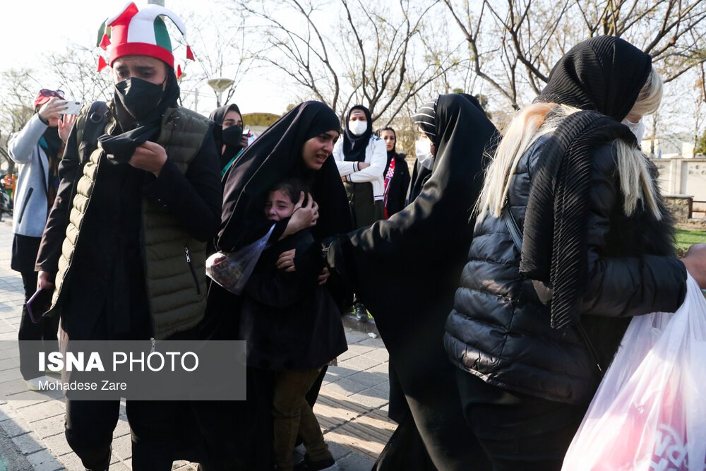 نه فقط گاز فلفل بر صورت دختران... که اسید بر چهره ایران! جلوگیری از ورود زنان به ورزشگاه مشهد