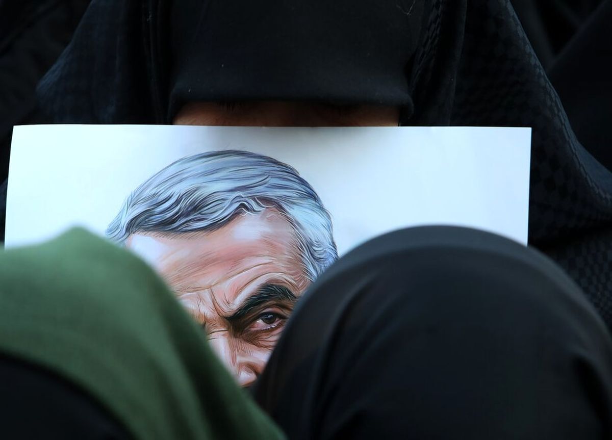 زنانی با روسری‌های جالب در مراسم سردار سلیمانی (عکس)