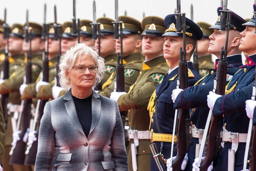 وزیر دفاع آلمان استعفا کرد / از سوار شدن پسر وزیر در بالگرد ارتش تا تبریک ناشیانه سال نو