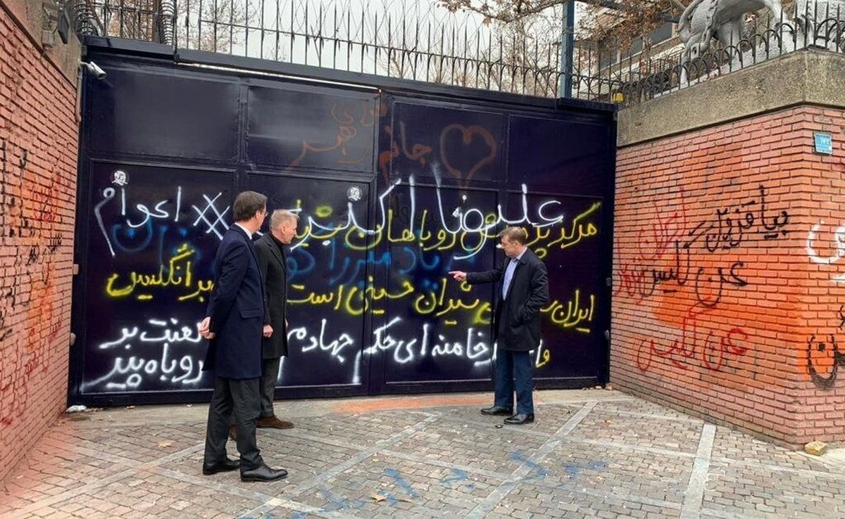 «پلیس دیپلماتیک» کجاست؟/ بی‌ادبی در اعتراضات دانشگاه بد است، روی دیوار سفارت خارجی خوب؟!