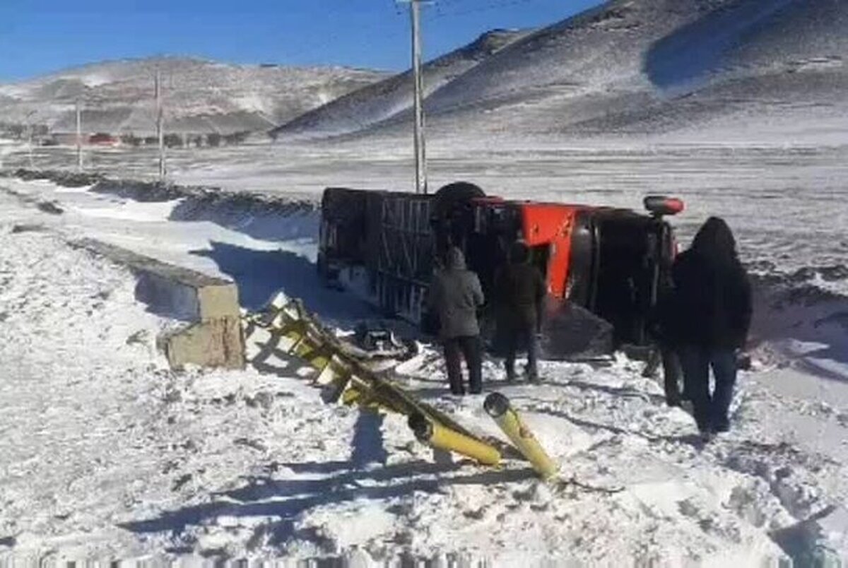 قزوین/  ۱۸ مصدوم در واژگونی اتوبوس در جاده بوئین‌زهرا