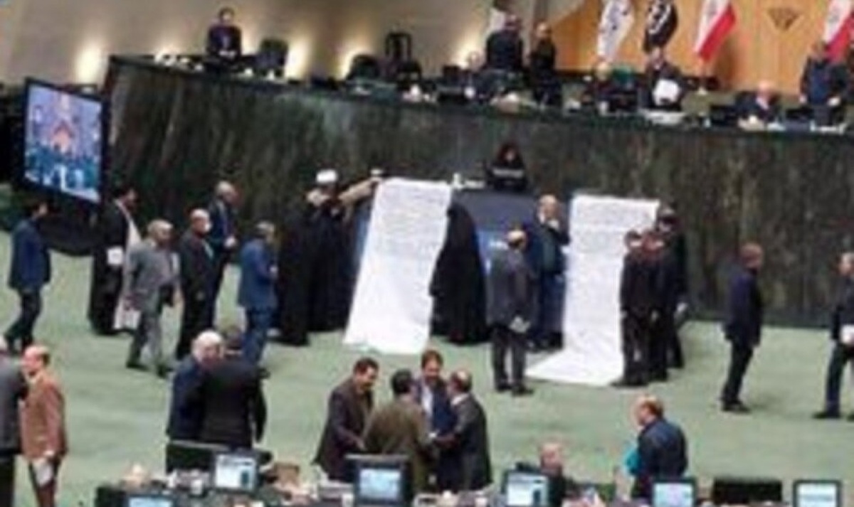 کنایه‌های روزنامه فرهیختگان به نسخه‌پیچی‌ برخی «نمایندگان ظاهرا دلسوز» در موضوع حجاب/ همان بهتر، طومارتان، صرفا از جایگاه هیأت ‌رئیسه، آویزان باشد