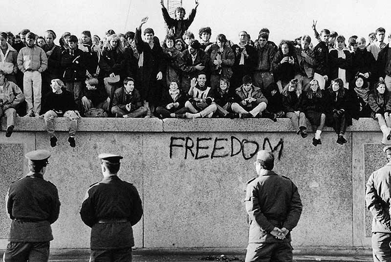 رژیمهای اقتدارگرا چگونه از بین میروند؟ رژیمهای اقتدارگرا چگونه از بین میروند؟