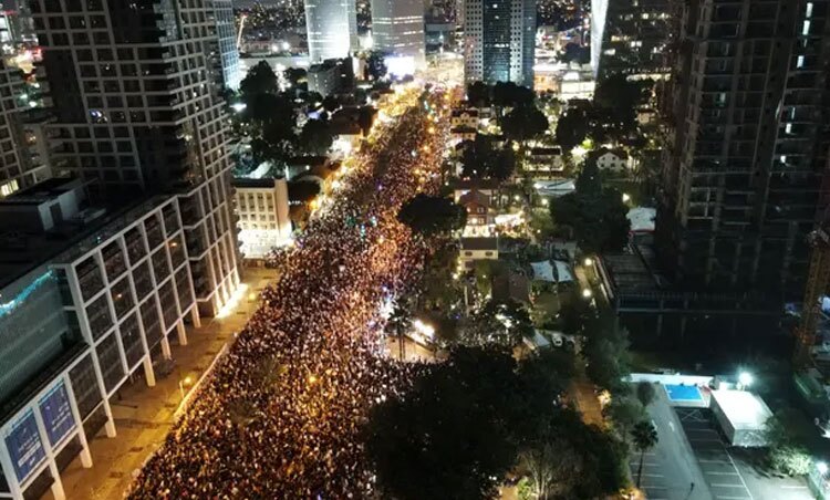 پنجمین هفته تظاهرات بزرگ علیه نتانیاهو در اسراییل (+عکس) پنجمین هفته تظاهرات بزرگ علیه نتانیاهو در اسراییل (+عکس)
