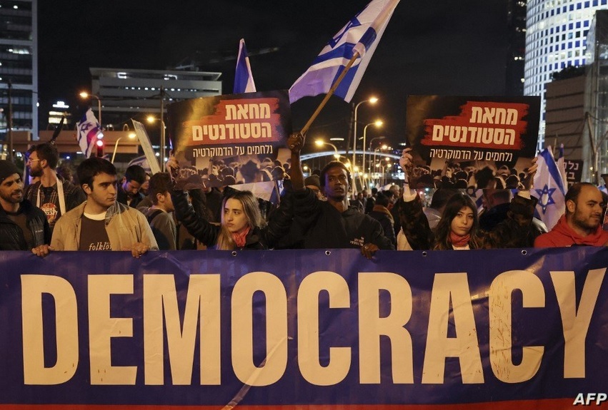 پنجمین هفته تظاهرات بزرگ علیه نتانیاهو در اسراییل (+عکس) پنجمین هفته تظاهرات بزرگ علیه نتانیاهو در اسراییل (+عکس)