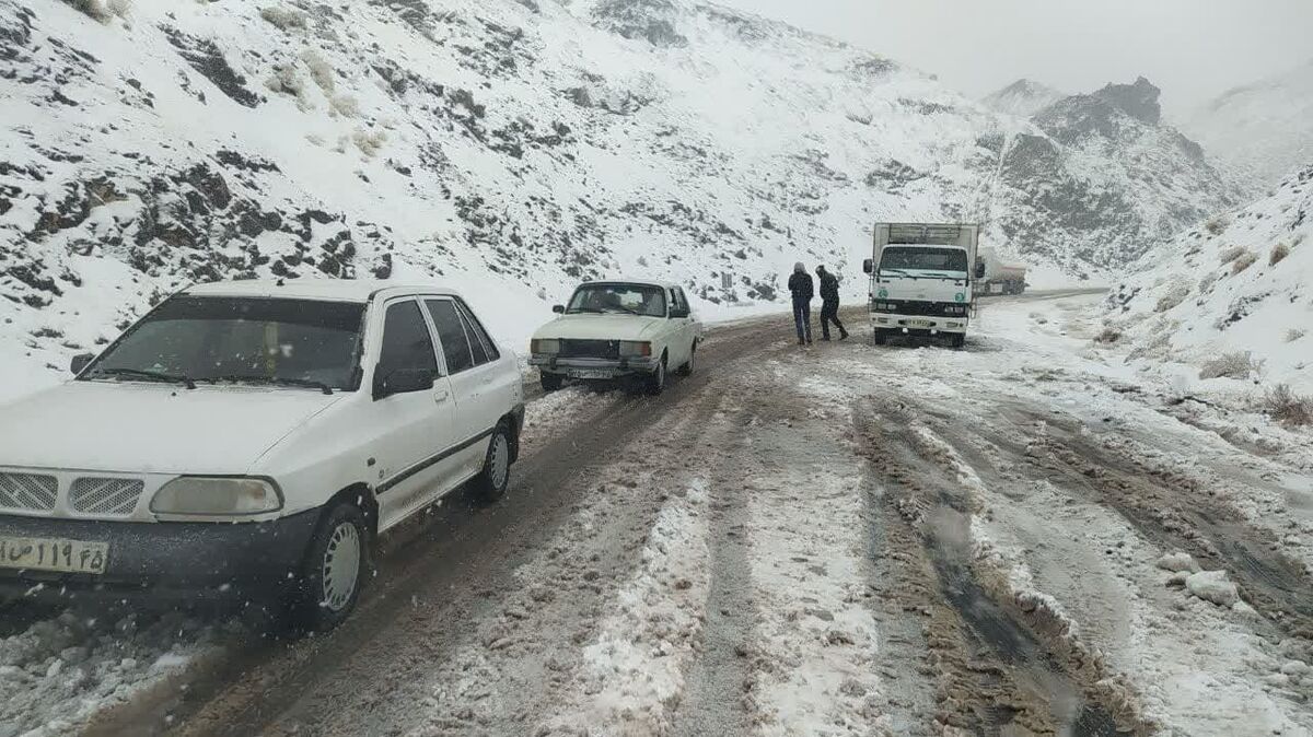 لرستان/ بارش برف راه ارتباطی ۲۰۰ روستای دلفان را مسدود کرد