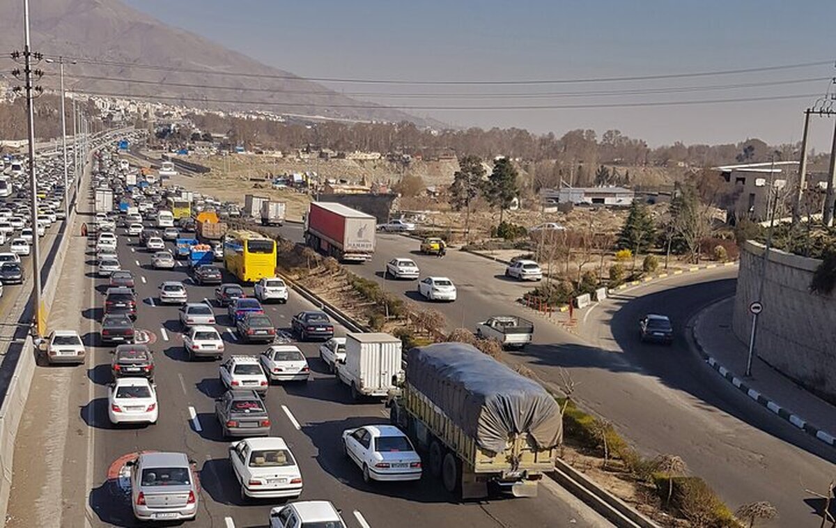 بارش برف در جاده کرج - چالوس / ترافیک سنگین در آزادراه های البرز