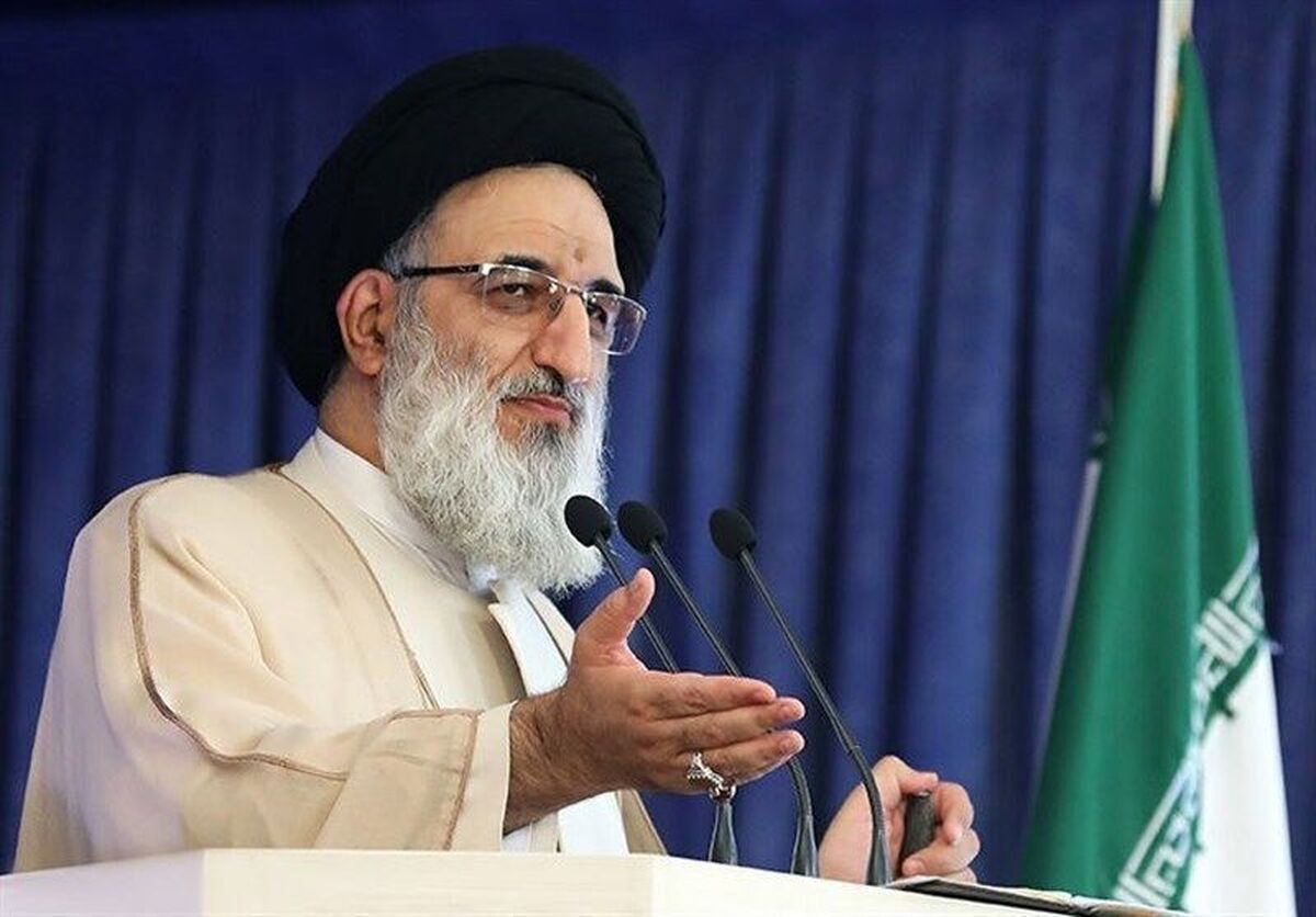 امام جمعه کرج: آفرین بر مردم که دهان یاوه گویان را بستند