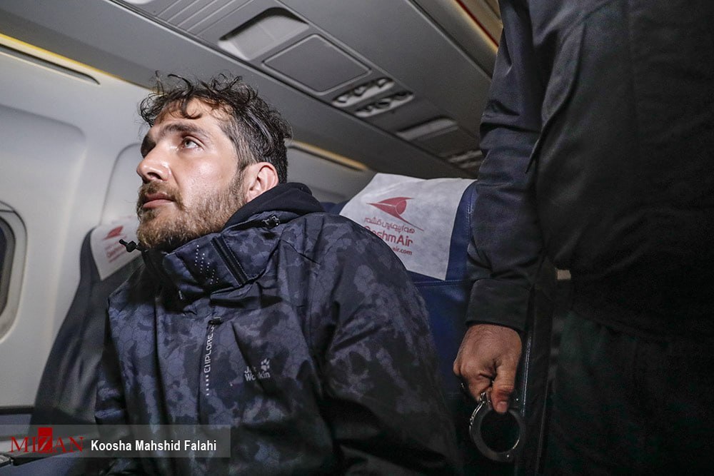 بدهکار مالی خود را زندانی محکوم به اعدام جا زد تا از طلبکاران بگریزد / حسن فیروزی هنگام فرار از مرزهای آبی جنوبی بازداشت شد بدهکار مالی خود را زندانی محکوم به اعدام جا زد تا از طلبکاران بگریزد / حسن فیروزی هنگام فرار از مرزهای آبی جنوبی بازداشت شد