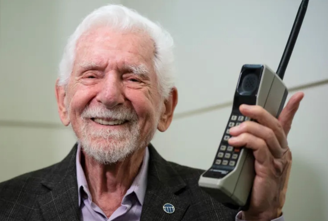 مخترع موبایل درباره آینده: تبدیل گوشی موبایل به تراشه زیر پوست مخترع موبایل درباره آینده: تبدیل گوشی موبایل به تراشه زیر پوست