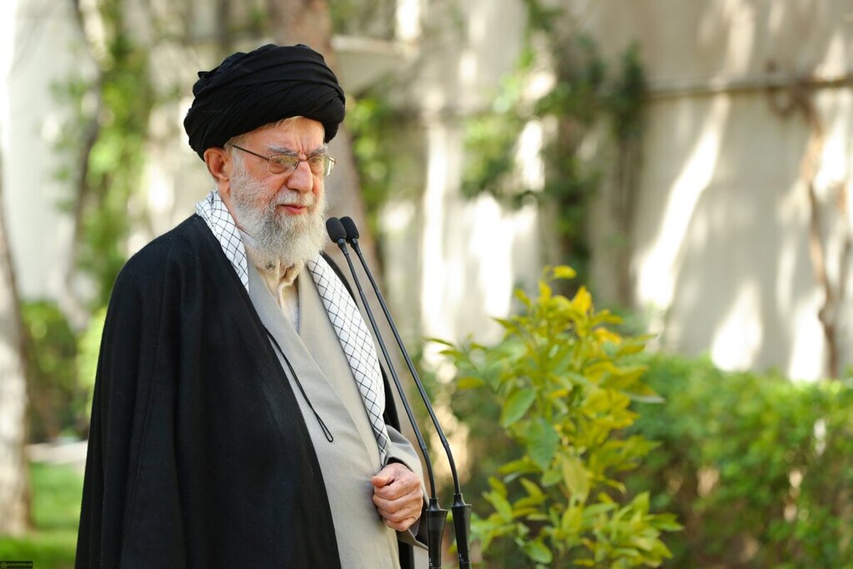 کاشت نهال در روز درختکاری توسط مقام معظم رهبری (عکس)