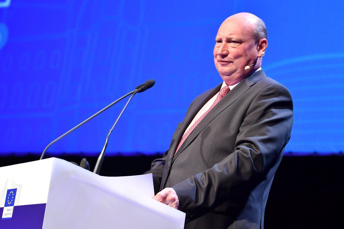 افشاگری روزنامه پولتیکو: پروازهای مجانی مقام اروپایی به حساب قطر افشاگری روزنامه پولتیکو: پروازهای مجانی مقام اروپایی به حساب قطر