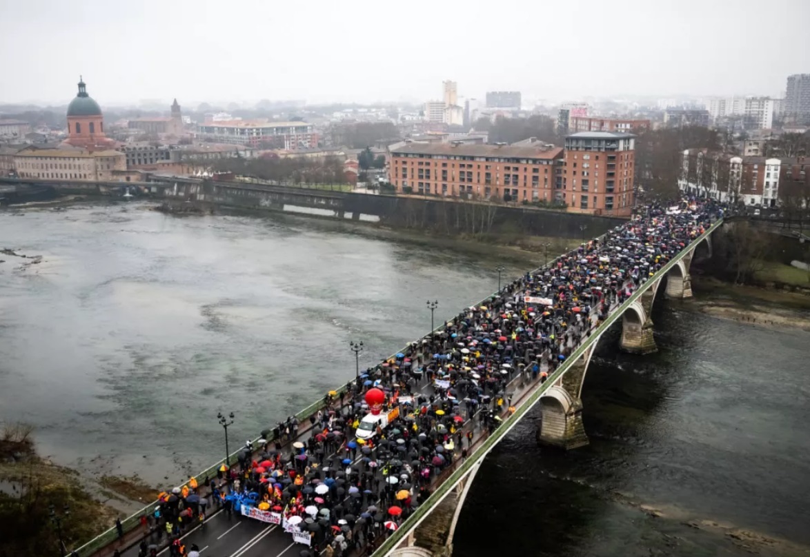 تظاهرات و اعتصاب بزرگ در فرانسه / اختلال در پروازها، مترو، قطارها و اتوبوس ها / بیش از یک میلیون معترض در خیابان / پیوستن معلمان، کارمندان و کارگران به اعتصاب