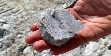 ارزشمندترین سنگ دنیا زیر پای مردم فقیر این روستا! ارزشمندترین سنگ دنیا زیر پای مردم فقیر این روستا!